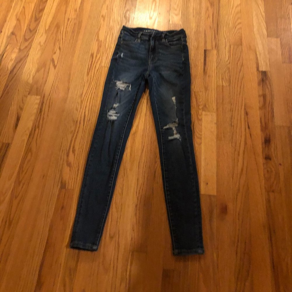 Trendy American Eagle girl ripped jeans
